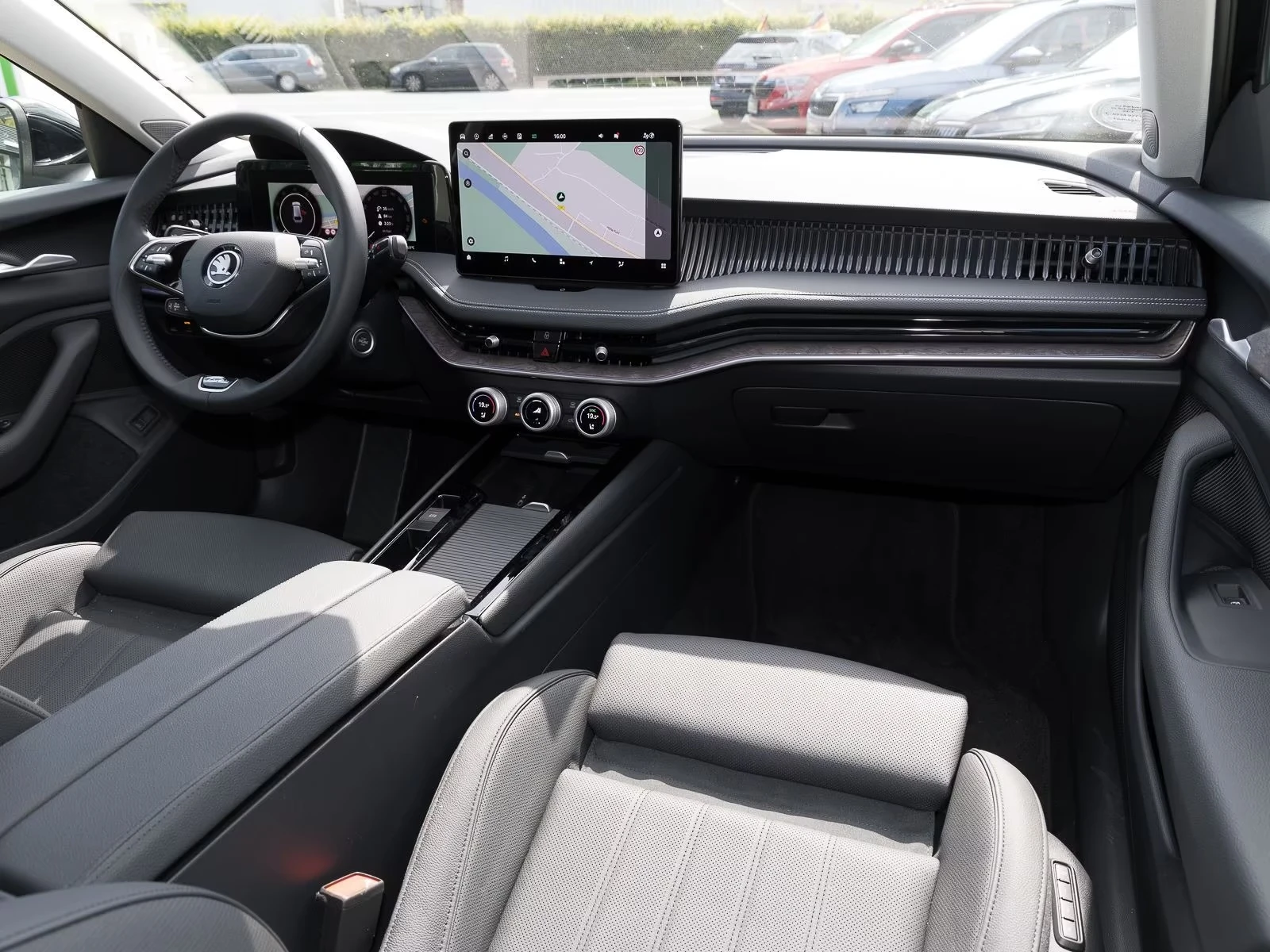 Skoda Superb 2.0 TDI L&K COMBI CANTON 360-CAMERA MATRIX , снимка 4 - Автомобили и джипове - 54259019