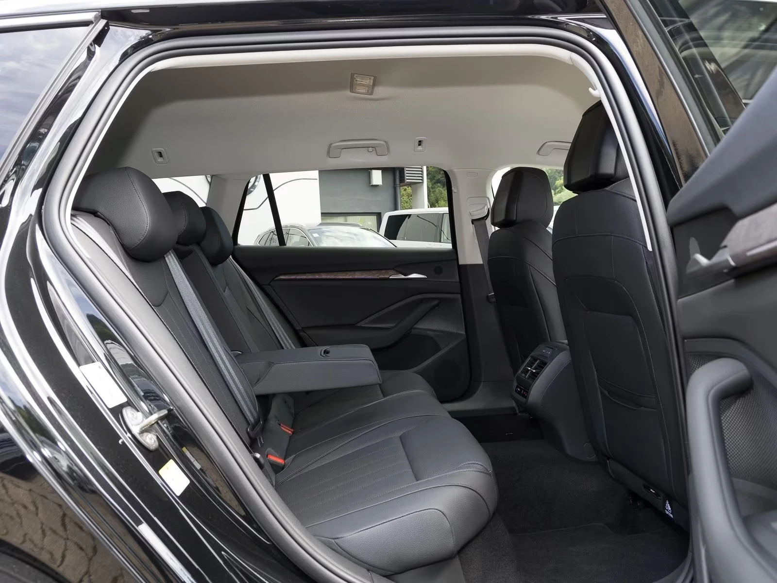 Skoda Superb 2.0 TDI L&K COMBI CANTON 360-CAMERA MATRIX , снимка 10 - Автомобили и джипове - 54259019