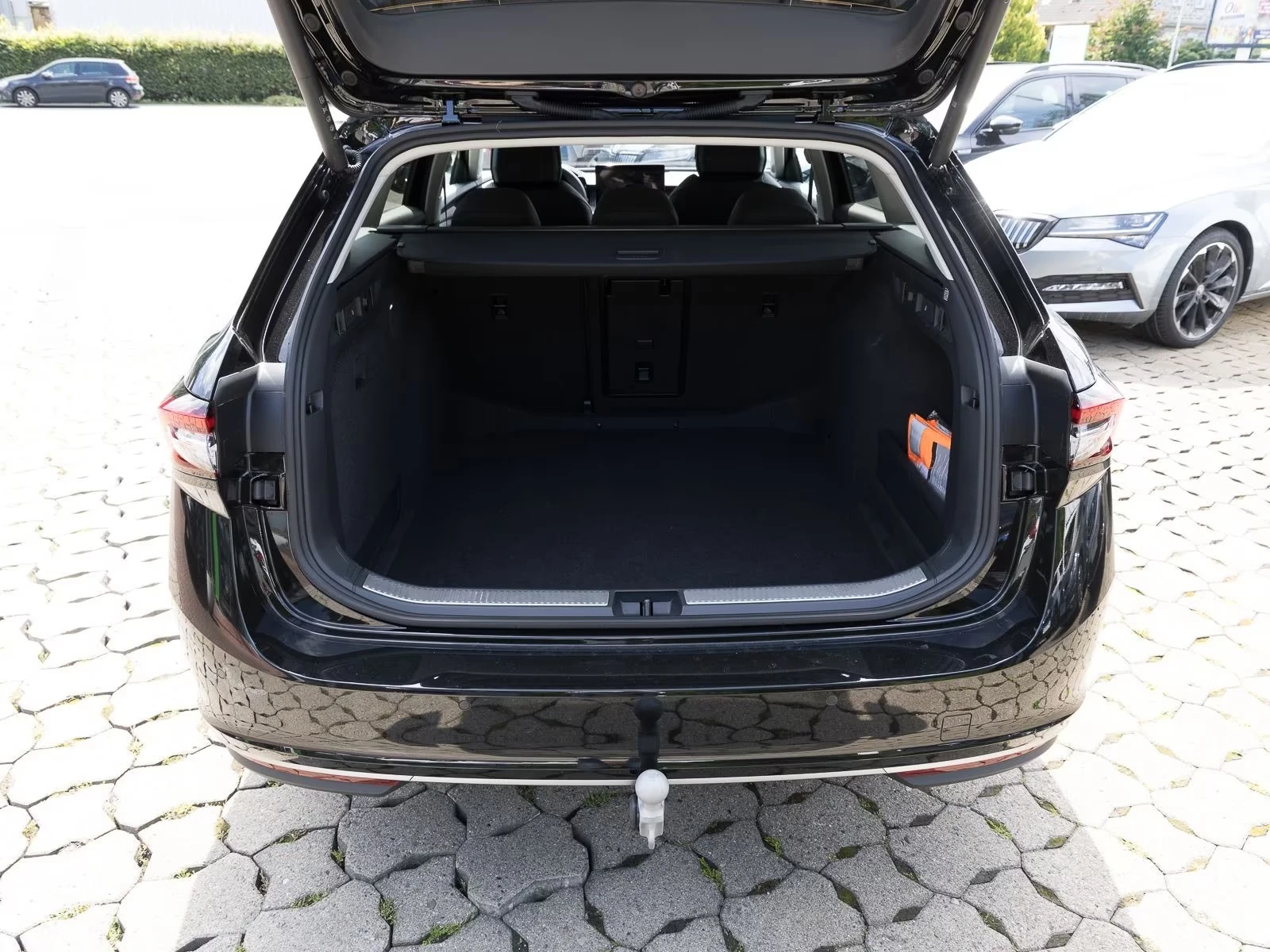 Skoda Superb 2.0 TDI L&K COMBI CANTON 360-CAMERA MATRIX , снимка 11 - Автомобили и джипове - 54259019