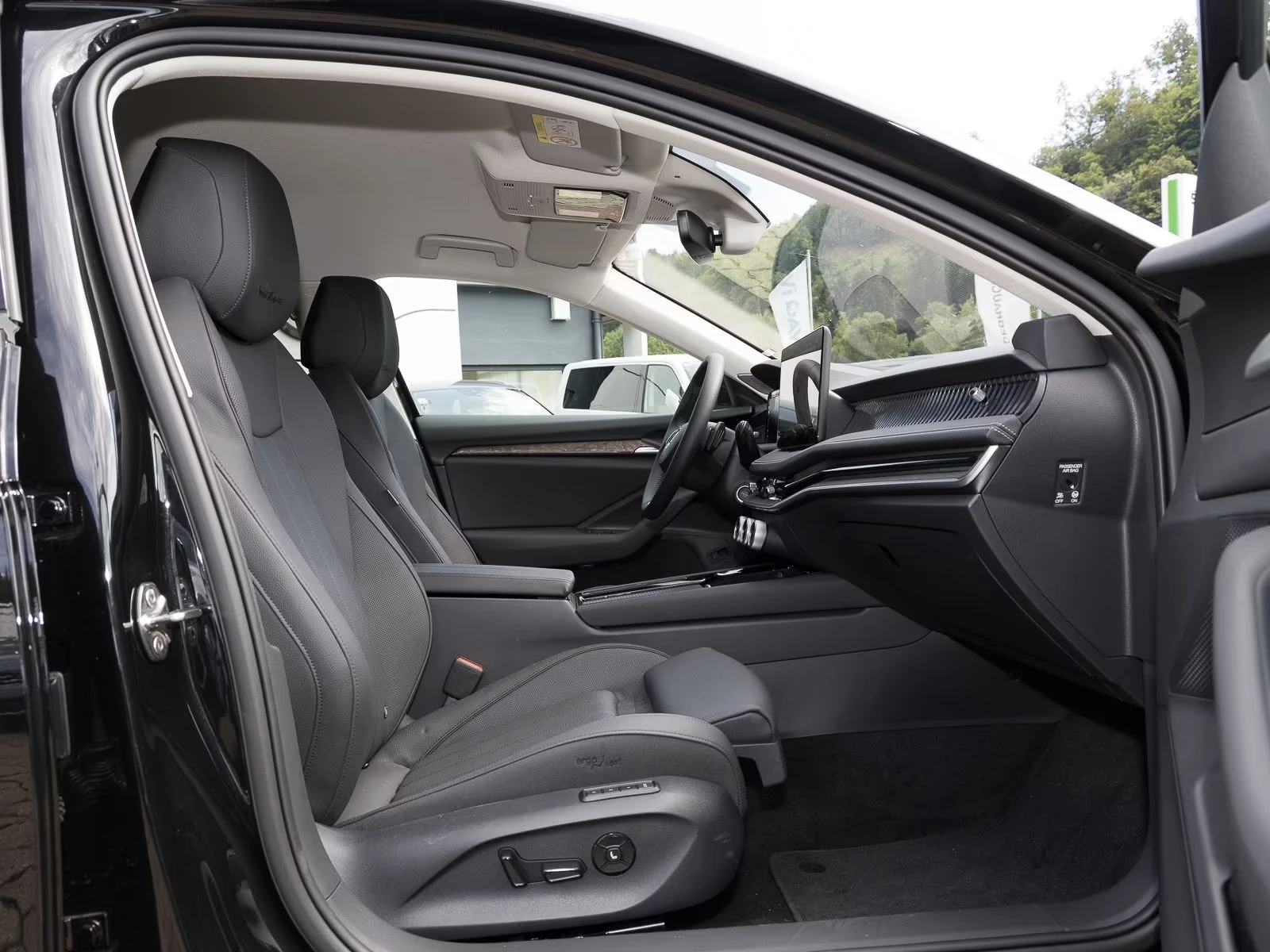 Skoda Superb 2.0 TDI L&K COMBI CANTON 360-CAMERA MATRIX , снимка 3 - Автомобили и джипове - 54259019