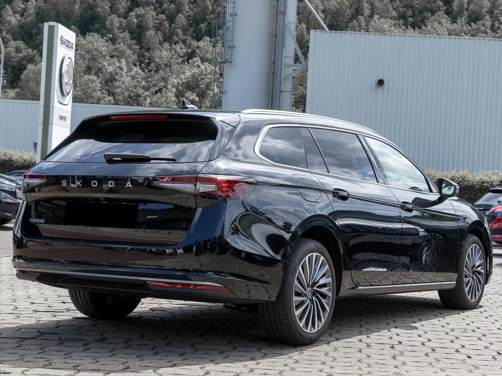 Skoda Superb 2.0 TDI L&K COMBI CANTON 360-CAMERA MATRIX , снимка 2 - Автомобили и джипове - 54259019