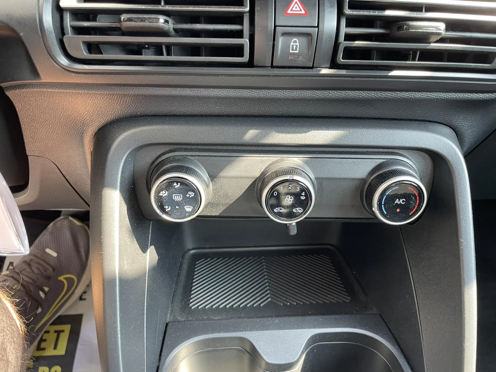 Citroen C3 1.2 100hp ГАРАНЦИЯ ДО 03. 2027г., снимка 8 - Автомобили и джипове - 54792627
