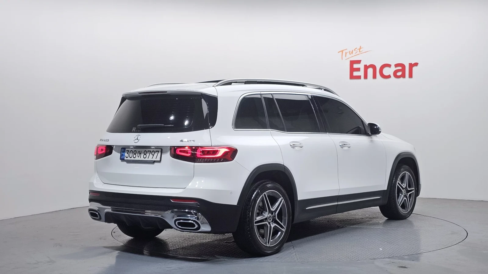 Mercedes-Benz GLB 250 4MATIC| AMG PACK| КАМЕРА| ОПЦИЯ ЗА ЛИЗИНГ, снимка 2 - Автомобили и джипове - 54403510