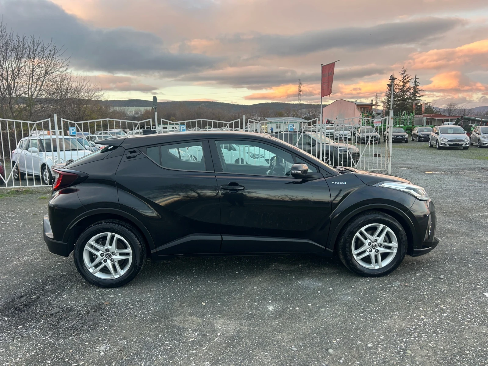 Toyota C-HR HYBRID / ЕВРО6 / 100 000 км / FACELIFT , снимка 4 - Автомобили и джипове - 55711023