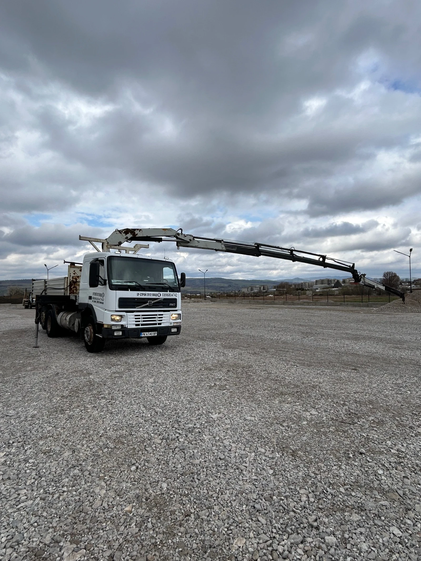 Volvo Fm 7 Самосвал с кран - изображение 4