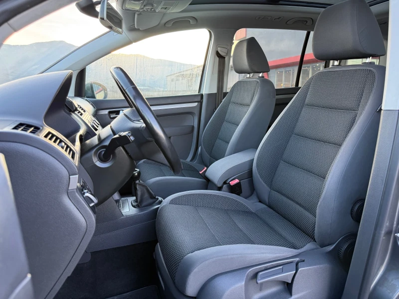 VW Touran 2.0 TDI / NAVI / PANORAMA / PODGREV / PARKTRONIC , снимка 9 - Автомобили и джипове - 52850671