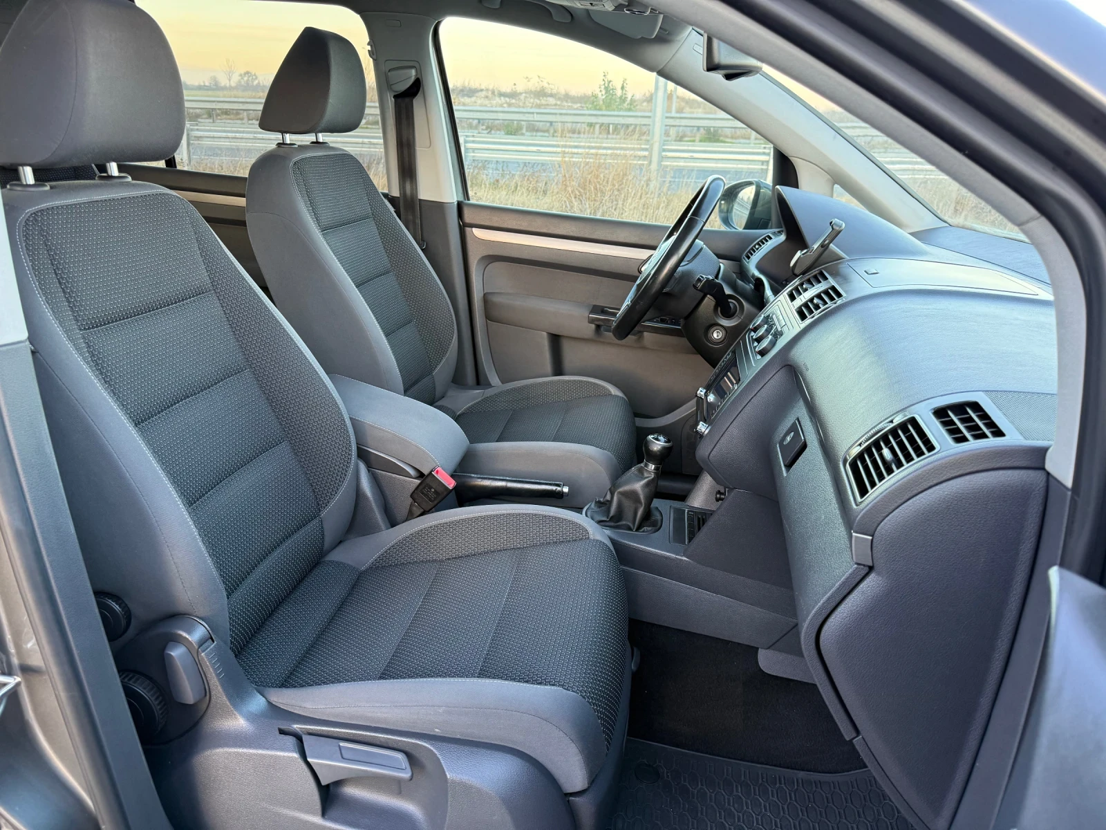 VW Touran 2.0 TDI / NAVI / PANORAMA / PODGREV / PARKTRONIC  - изображение 10