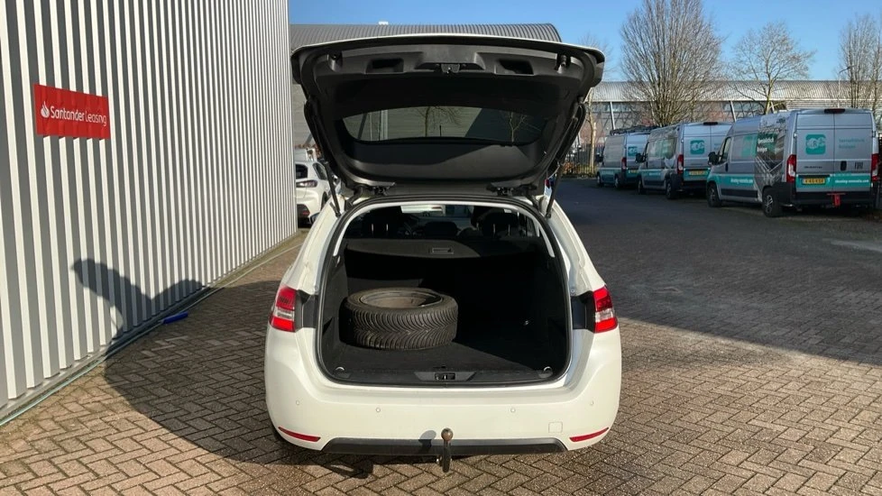 Peugeot 308 SW 1.2i Allure , снимка 5 - Автомобили и джипове - 54139700