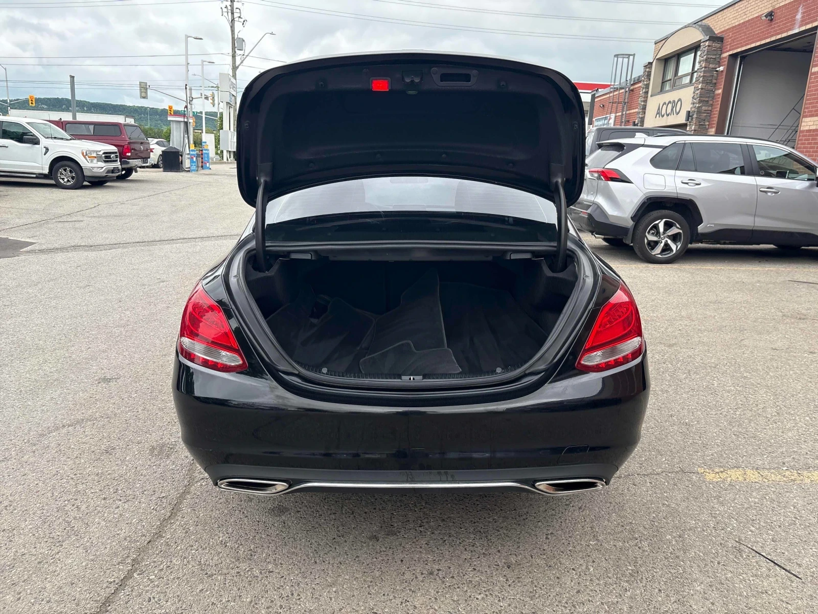 Mercedes-Benz C 300, снимка 13 - Автомобили и джипове - 54975325