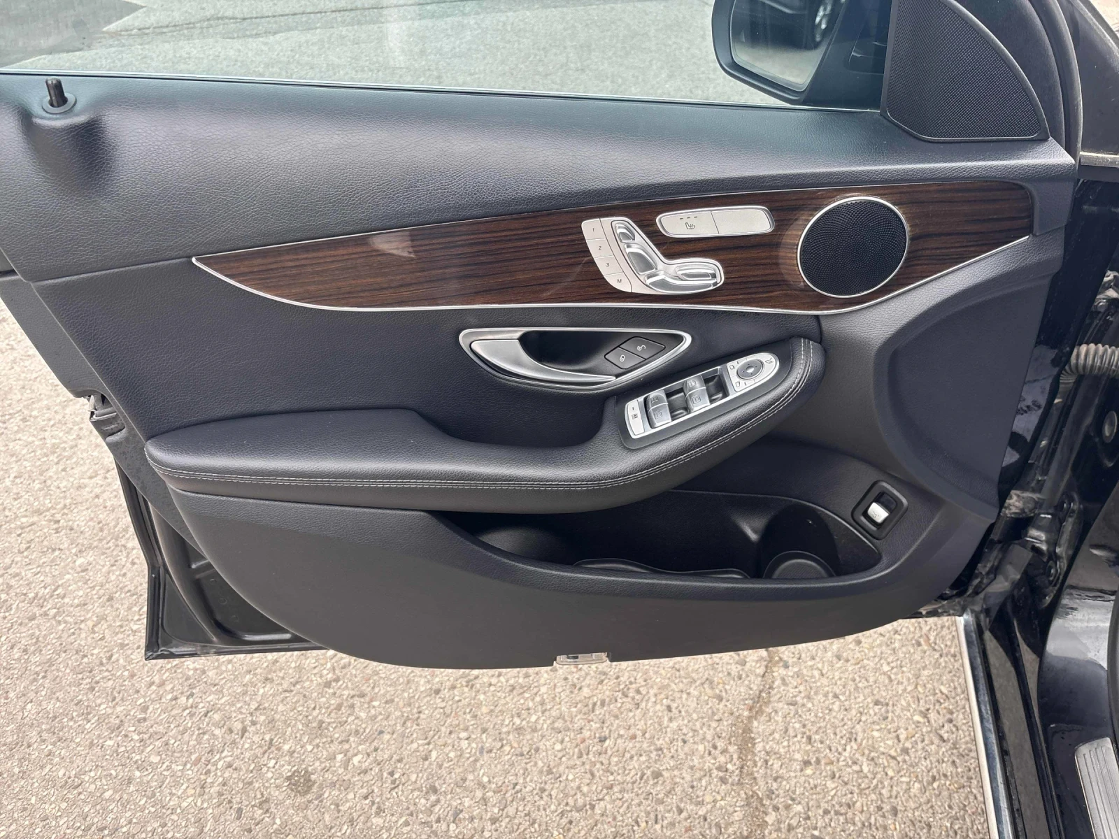 Mercedes-Benz C 300, снимка 11 - Автомобили и джипове - 54975325