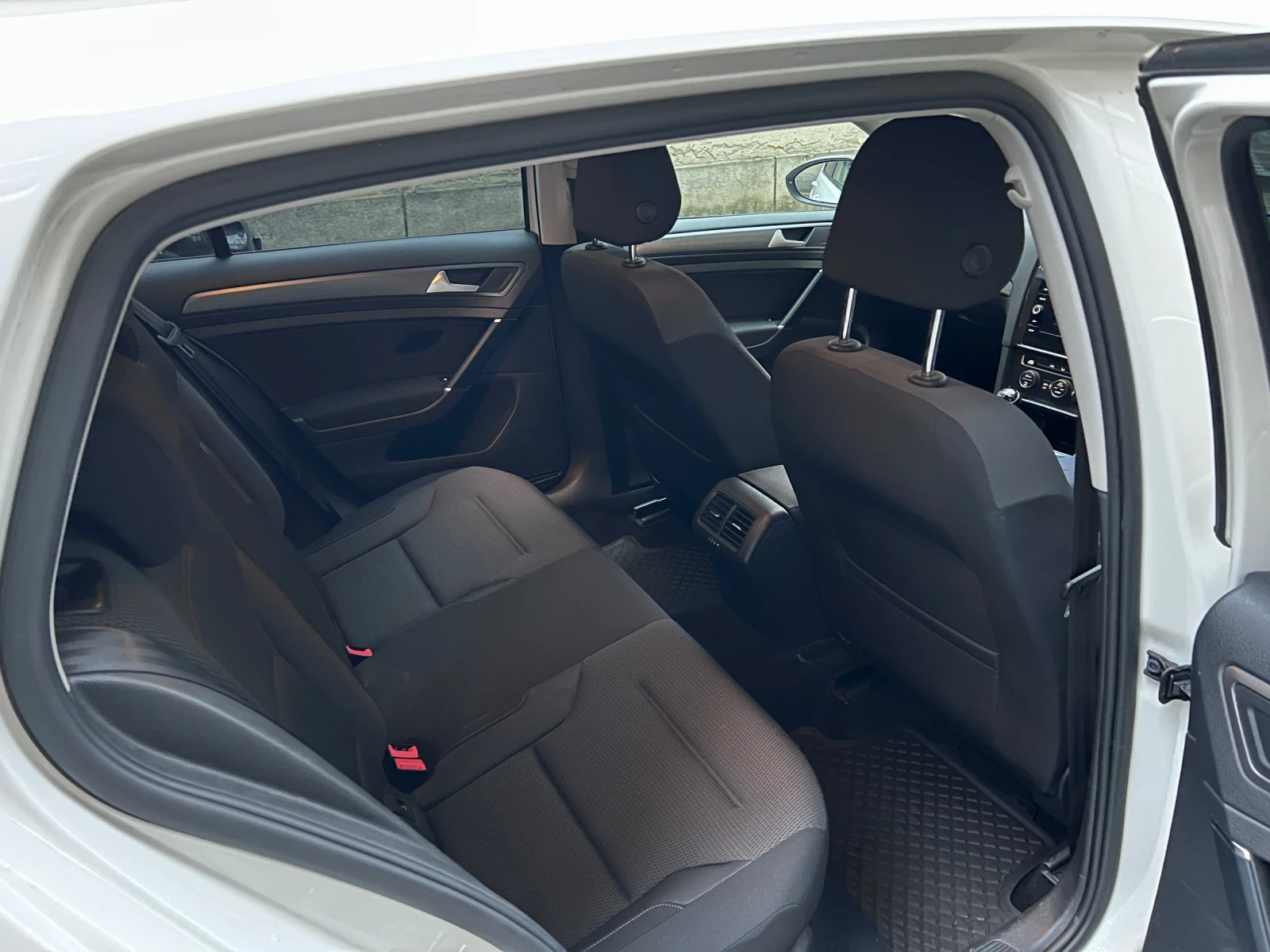 VW Golf 7.5 2.0TDI 150ks LED Порше Изток, снимка 11 - Автомобили и джипове - 56168107