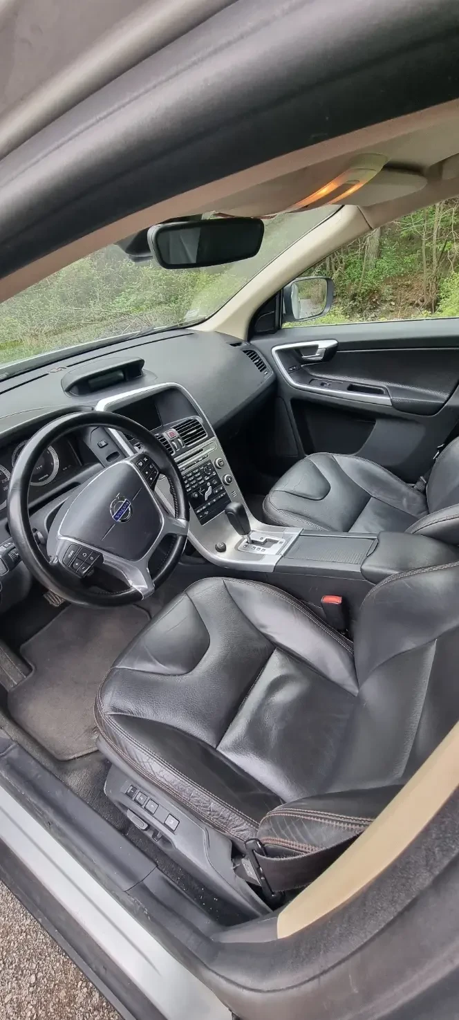 Volvo XC60 2.4 D5 AWD - изображение 10
