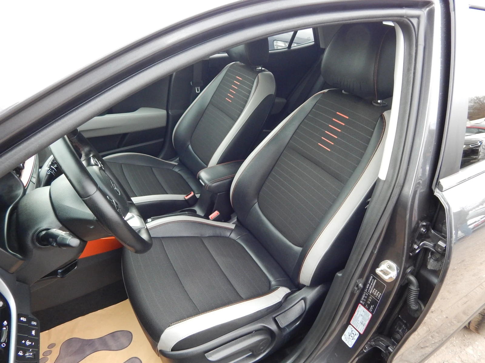 Kia Stonic 1.6CRDI* ПЕРФЕКТНА* , снимка 11 - Автомобили и джипове - 53956310