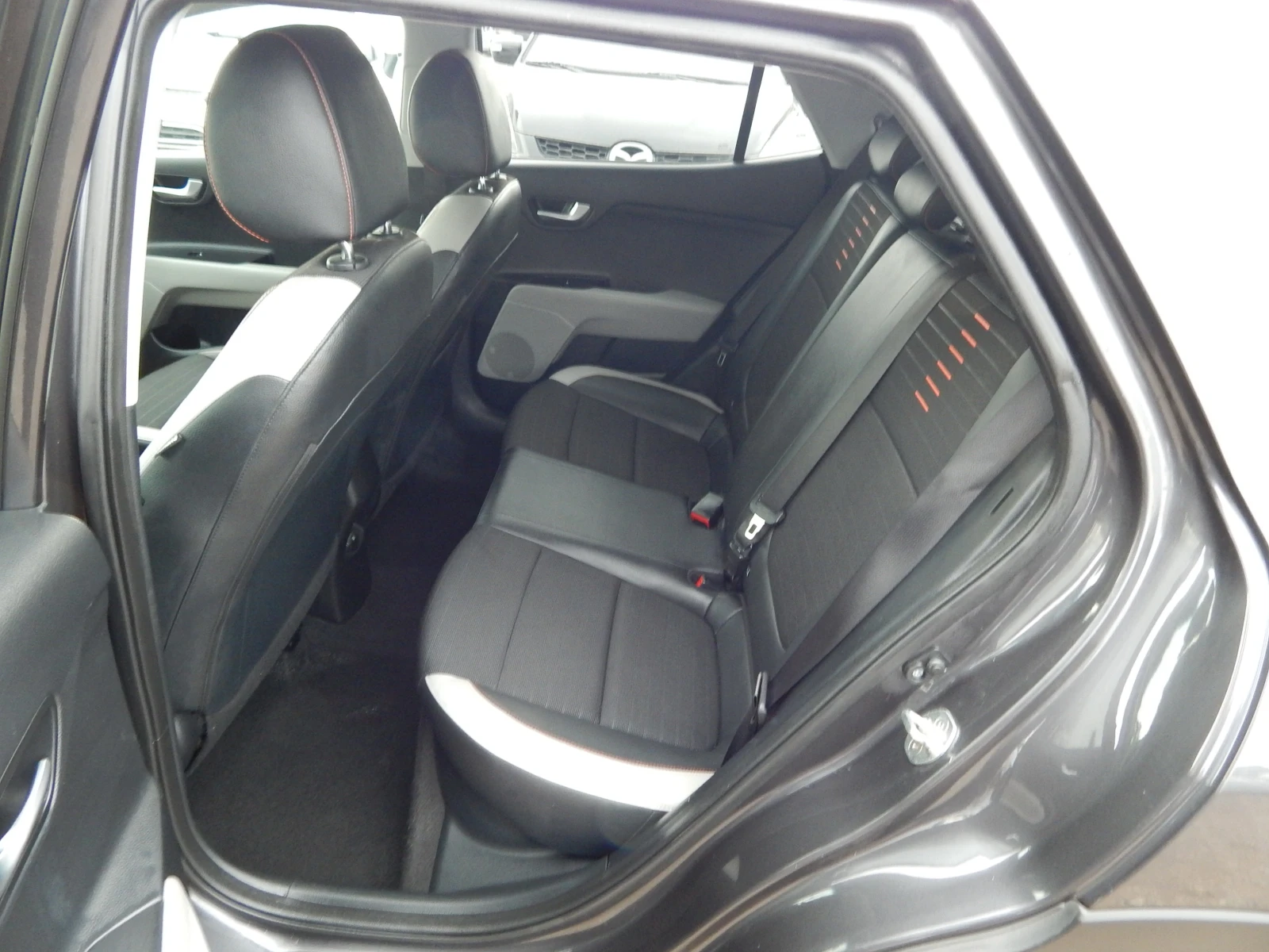 Kia Stonic 1.6CRDI* ПЕРФЕКТНА* , снимка 15 - Автомобили и джипове - 53956310