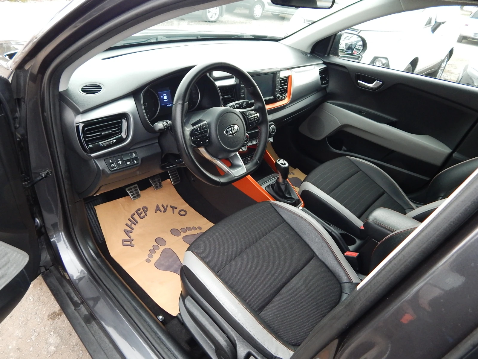 Kia Stonic 1.6CRDI* ПЕРФЕКТНА* , снимка 9 - Автомобили и джипове - 53956310