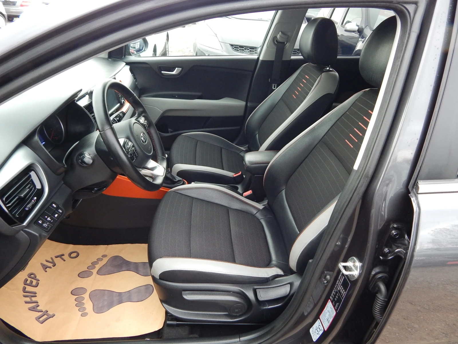 Kia Stonic 1.6CRDI* ПЕРФЕКТНА* , снимка 10 - Автомобили и джипове - 53956310