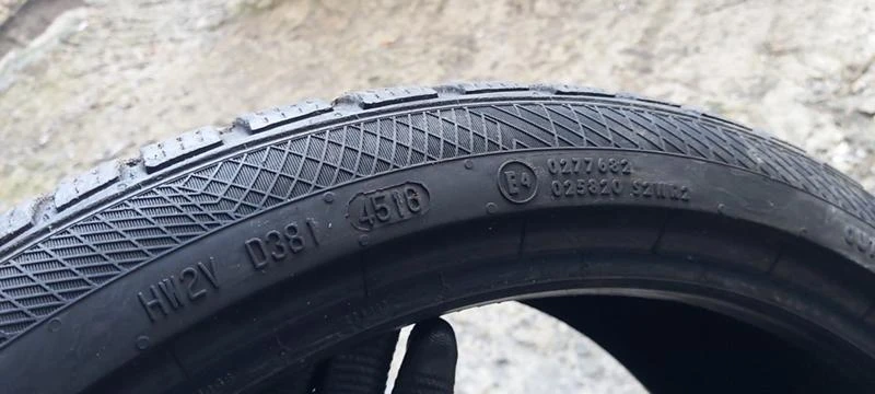 Гуми Зимни 235/35R19, снимка 6 - Гуми и джанти - 31787941