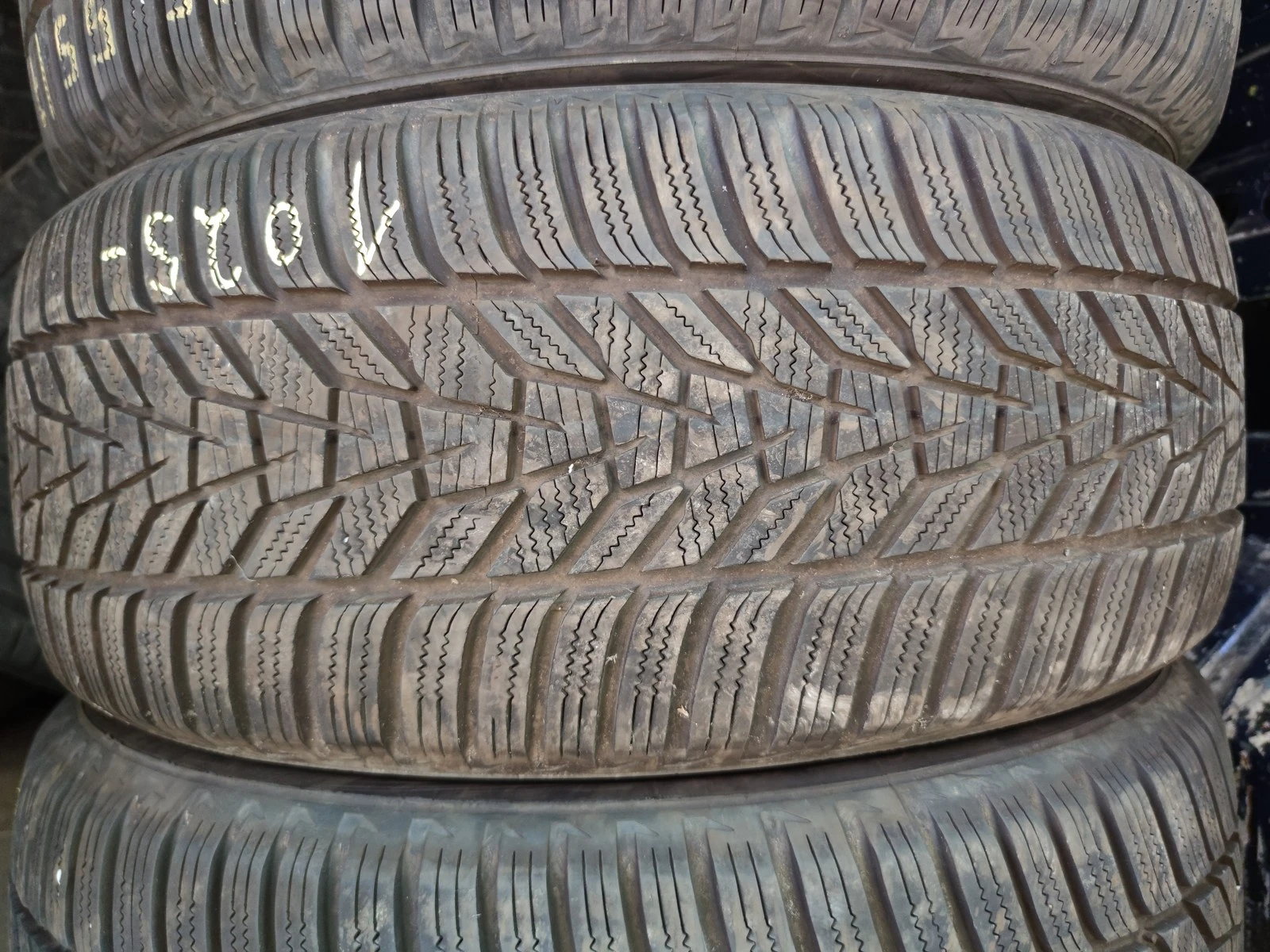 Гуми Зимни 235/55R17, снимка 3 - Гуми и джанти - 56716344