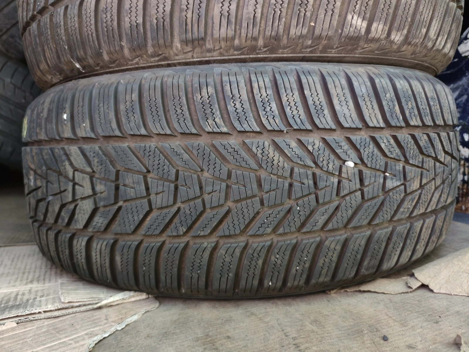Гуми Зимни 235/55R17, снимка 4 - Гуми и джанти - 56716344