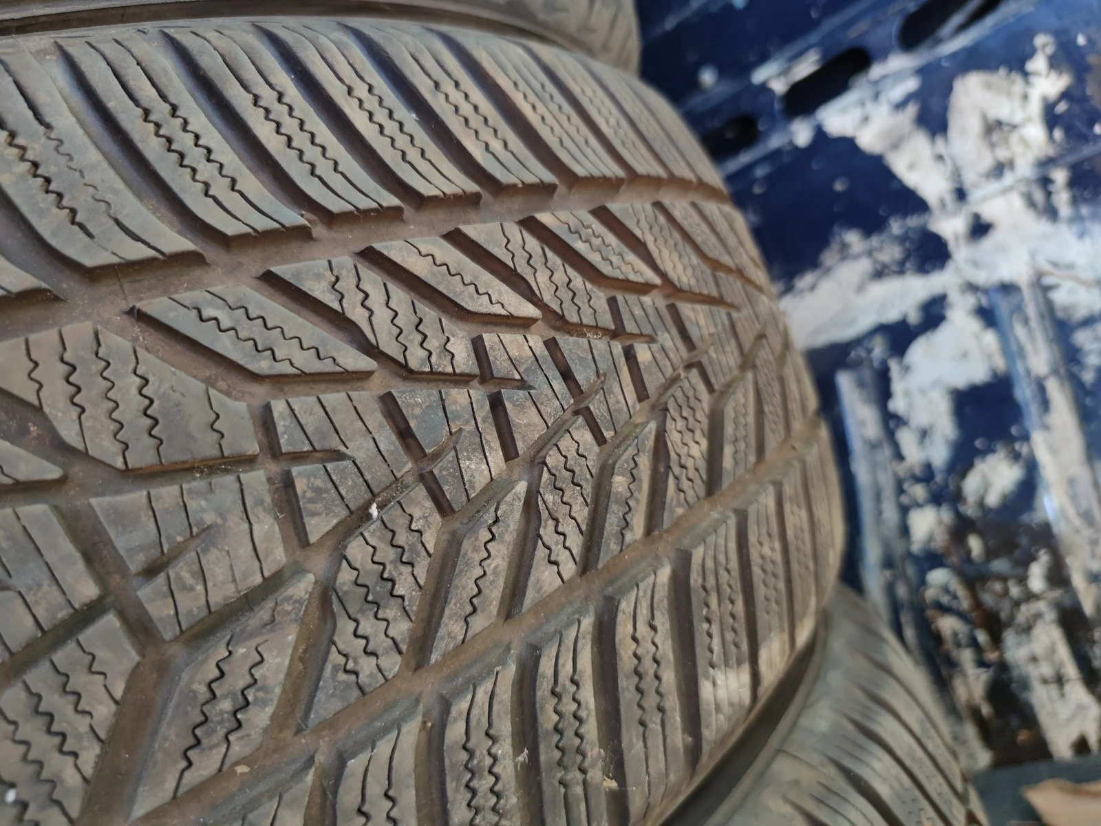 Гуми Зимни 235/55R17, снимка 6 - Гуми и джанти - 56716344