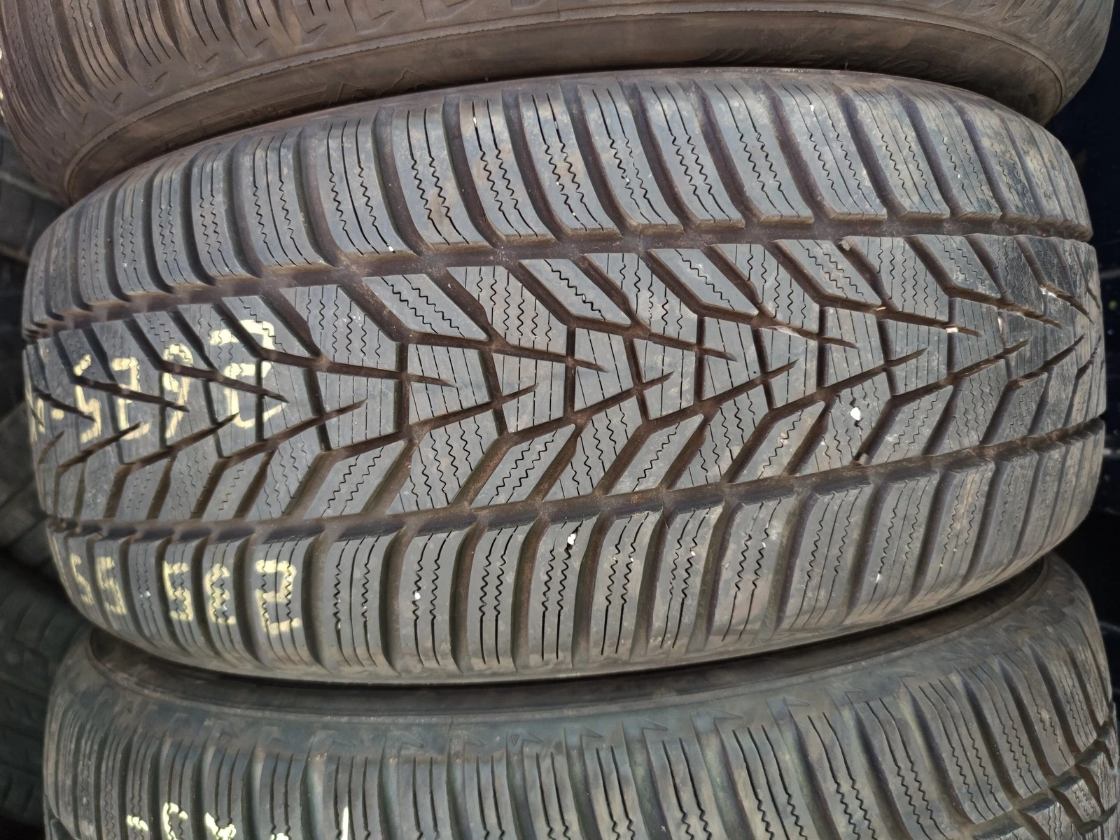 Гуми Зимни 235/55R17, снимка 2 - Гуми и джанти - 56716344