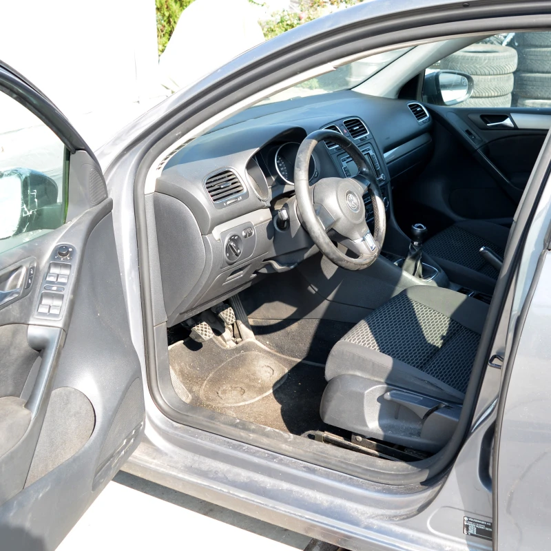 VW Golf 1.6 TDI, снимка 5 - Автомобили и джипове - 52165156