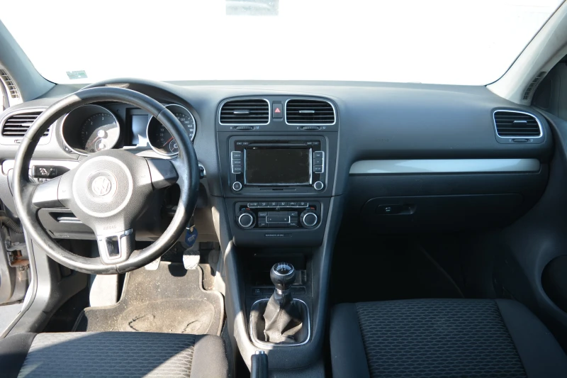 VW Golf 1.6 TDI, снимка 7 - Автомобили и джипове - 52165156