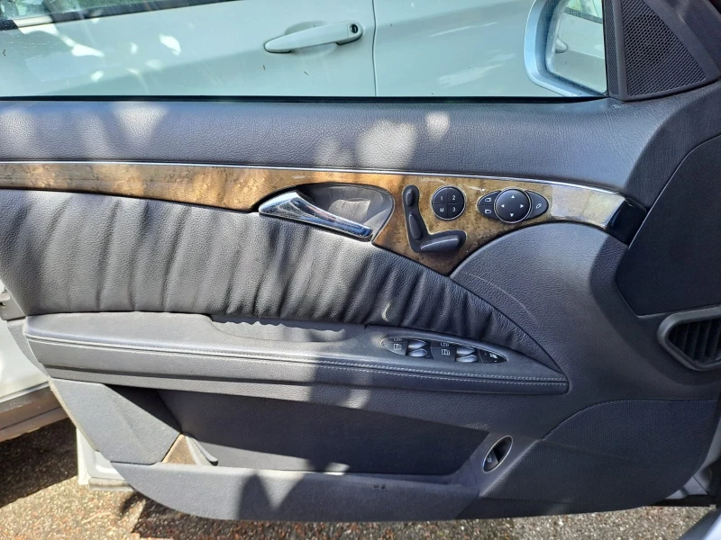Mercedes-Benz E 320, снимка 12 - Автомобили и джипове - 53098434