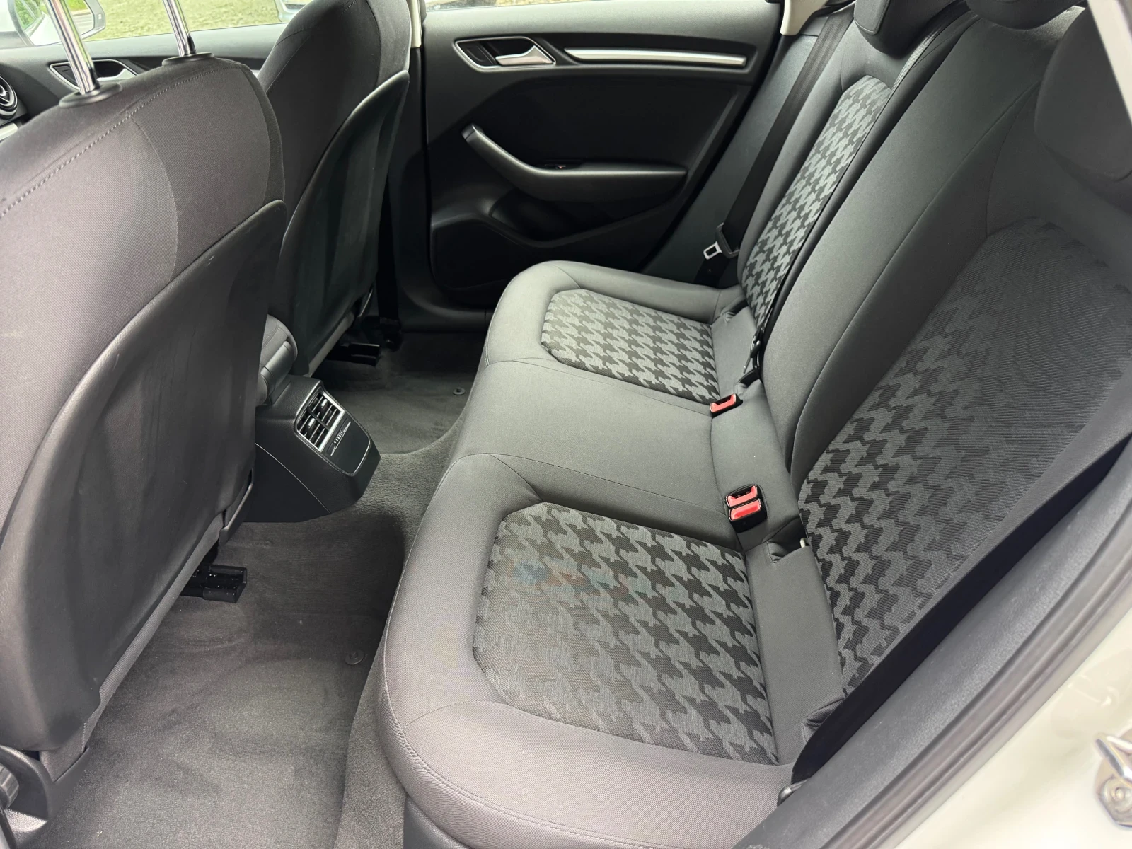 Audi A3 1.6TDI* Euro6* S-Line  - изображение 10