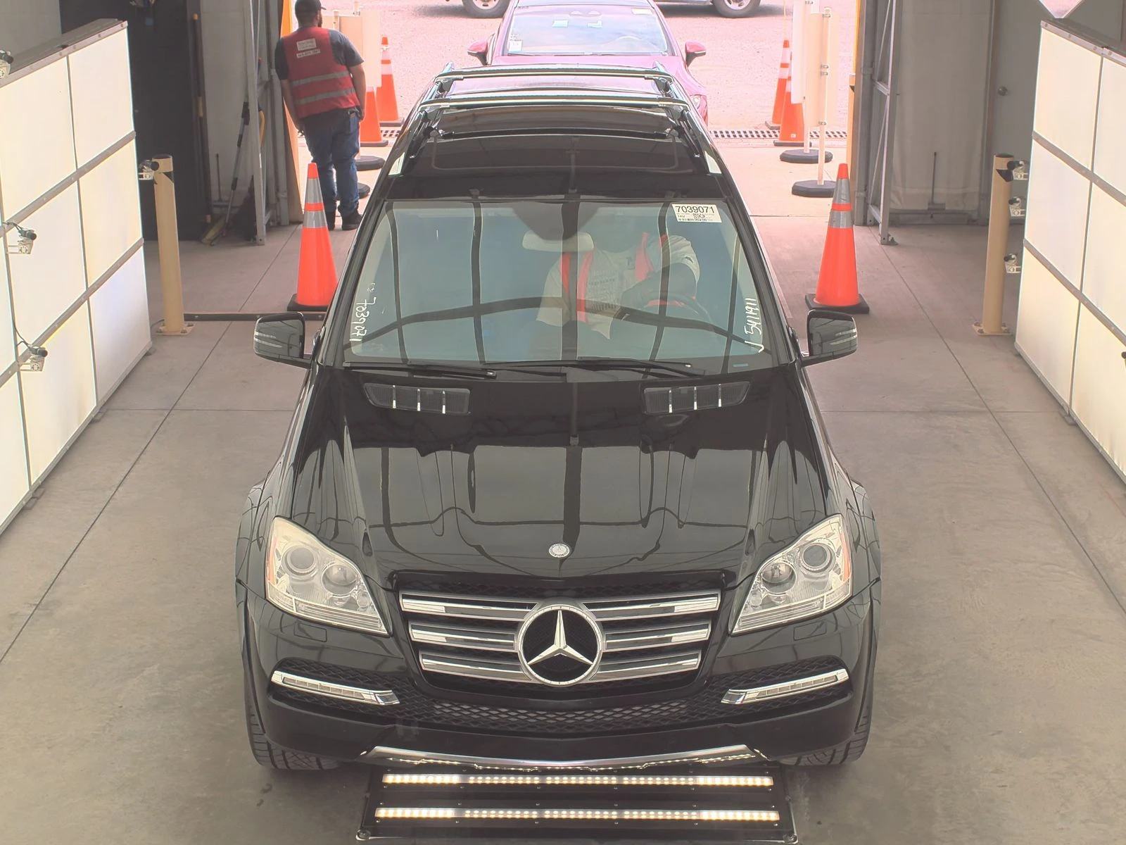 Mercedes-Benz GL 500 AMG* HARMAN* 7МЕСТА* ОБДУХ* ПАНО* KEYLESS* ПАМЕТ - изображение 2