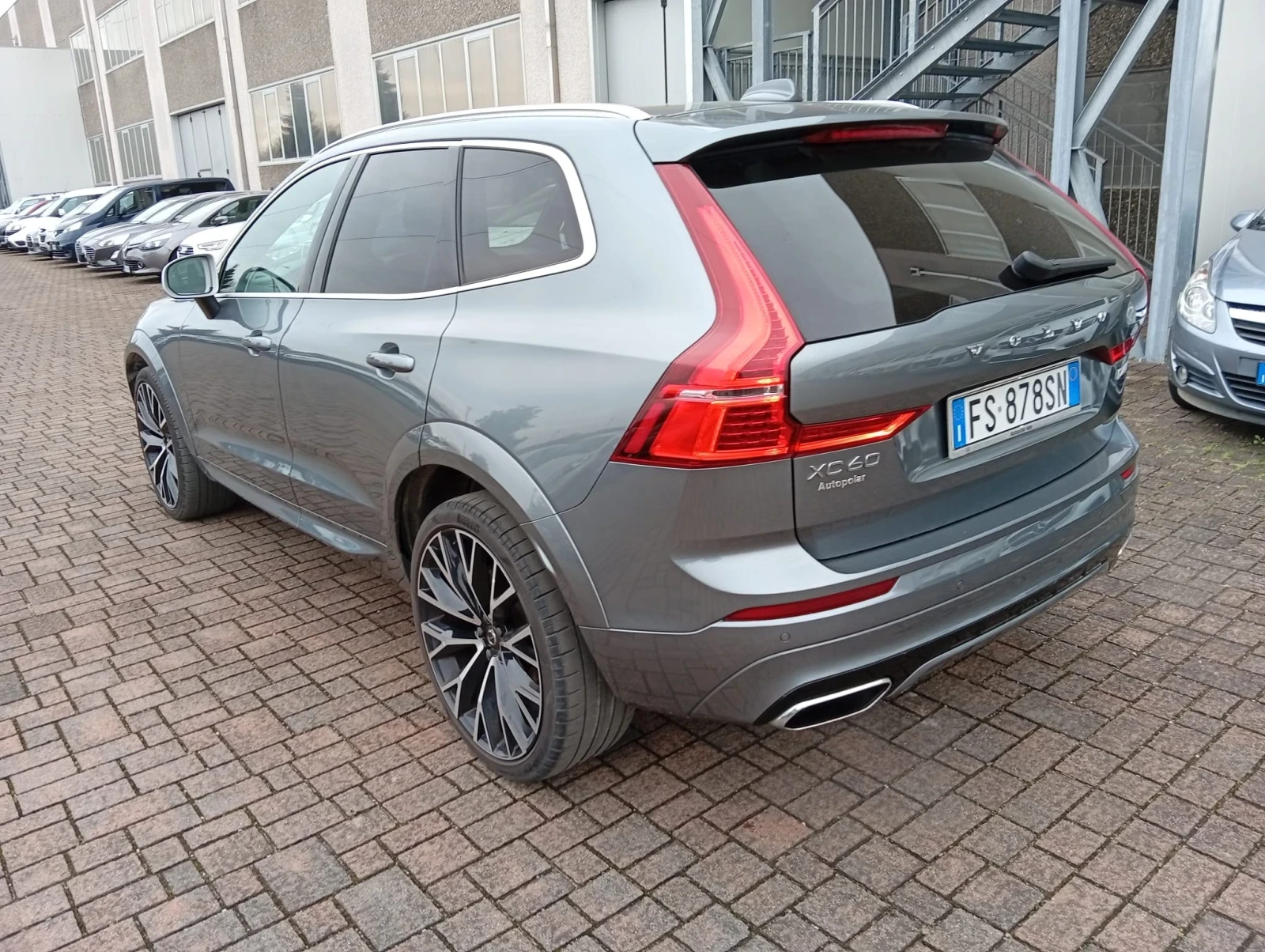 Volvo XC60 2.0D AWD R-design* FULL - изображение 6