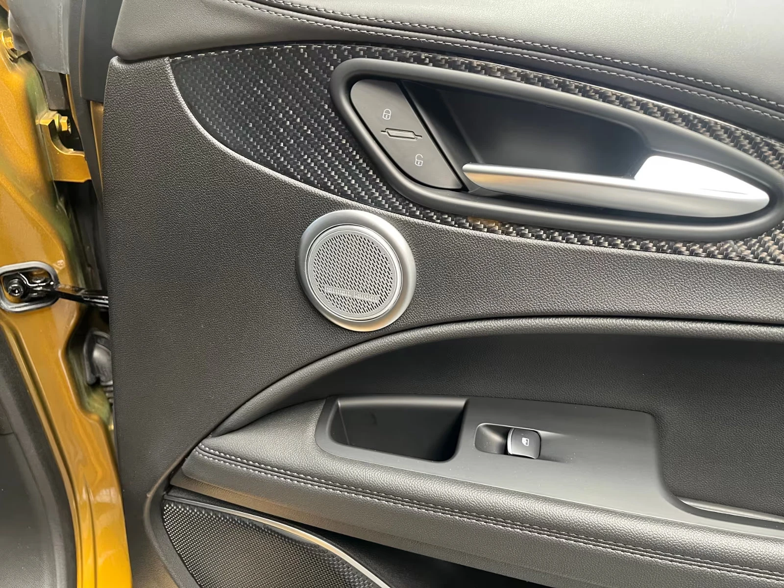 Alfa Romeo Stelvio QUADRIFOGLIO/510HP/CAM/V6/ACC/PANO/AKRAPOVIC/655z, снимка 15 - Автомобили и джипове - 55446129