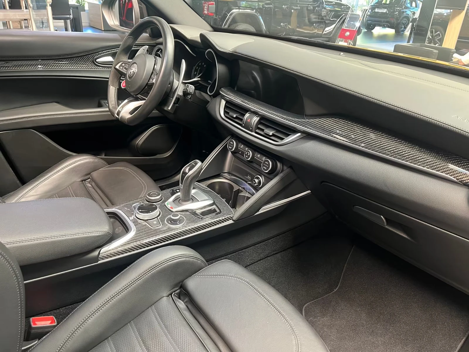 Alfa Romeo Stelvio QUADRIFOGLIO/510HP/CAM/V6/ACC/PANO/AKRAPOVIC/655z, снимка 10 - Автомобили и джипове - 55446129