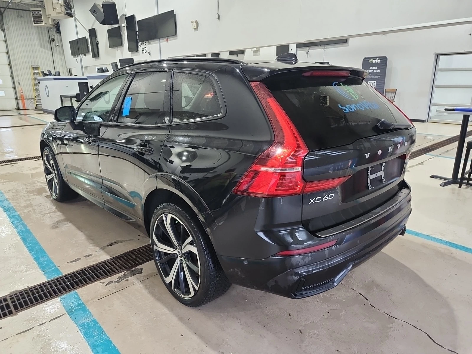 Volvo XC60  B6 Awd Ultimate Dark Theme / CARFAX / АВТОКРЕДИТ, снимка 4 - Автомобили и джипове - 56073352