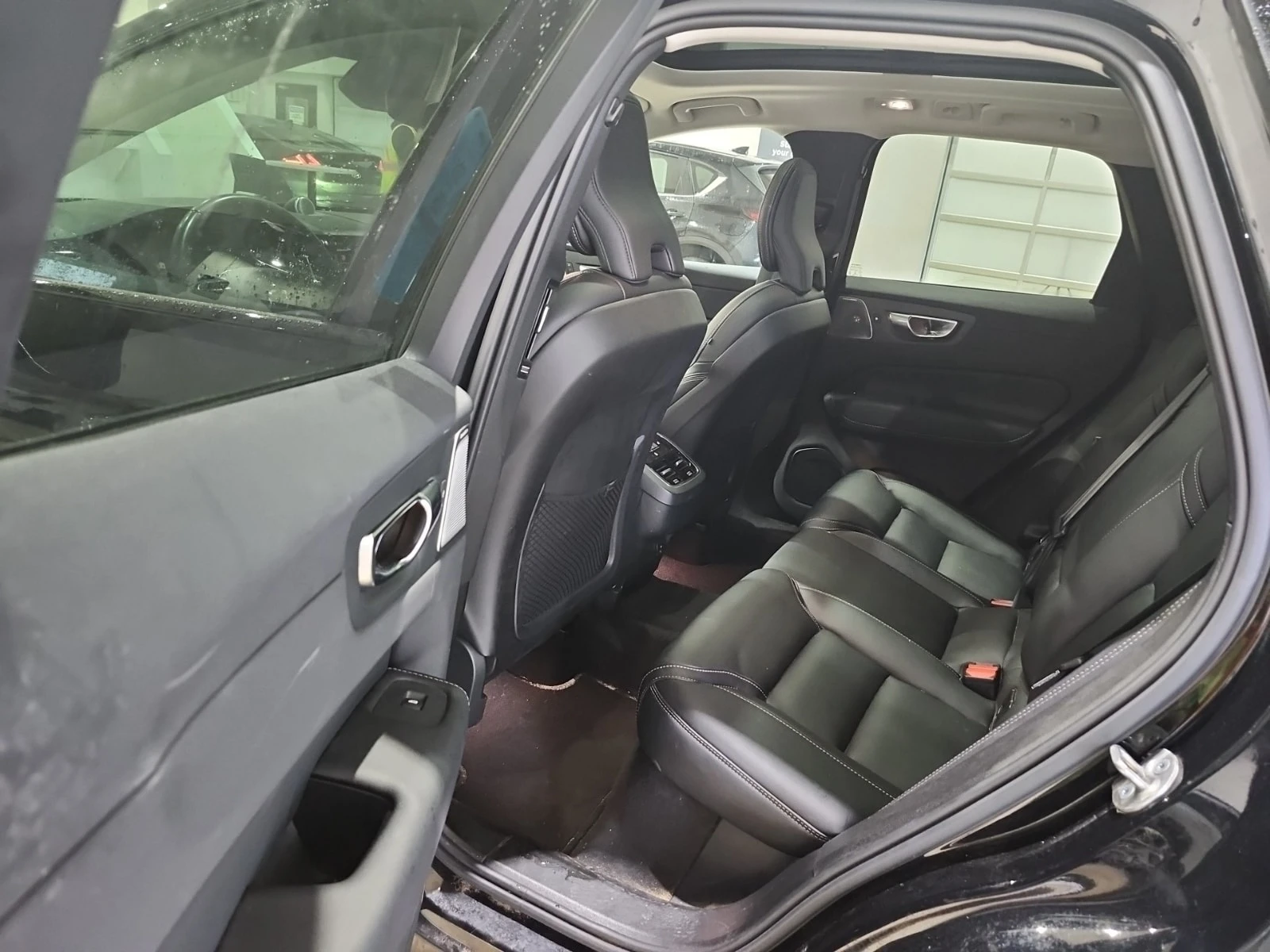 Volvo XC60  B6 Awd Ultimate Dark Theme / CARFAX / АВТОКРЕДИТ, снимка 12 - Автомобили и джипове - 56073352