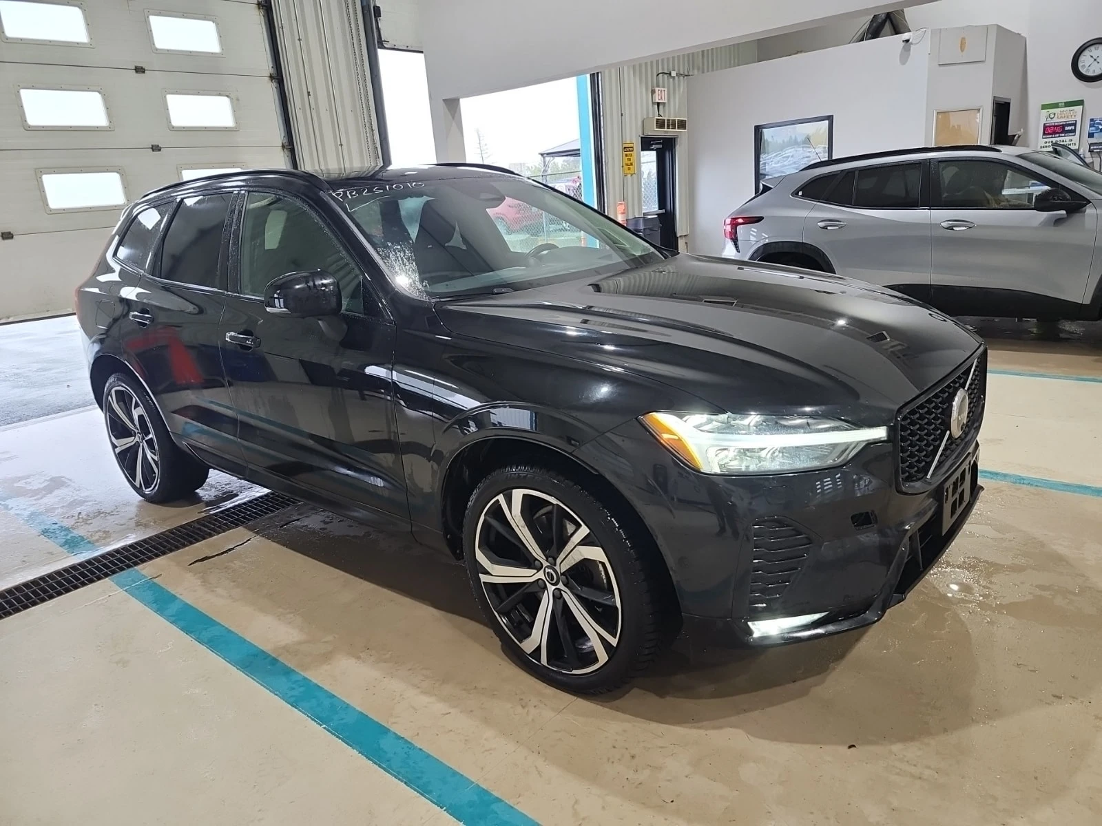 Volvo XC60  B6 Awd Ultimate Dark Theme / CARFAX / АВТОКРЕДИТ, снимка 3 - Автомобили и джипове - 56073352