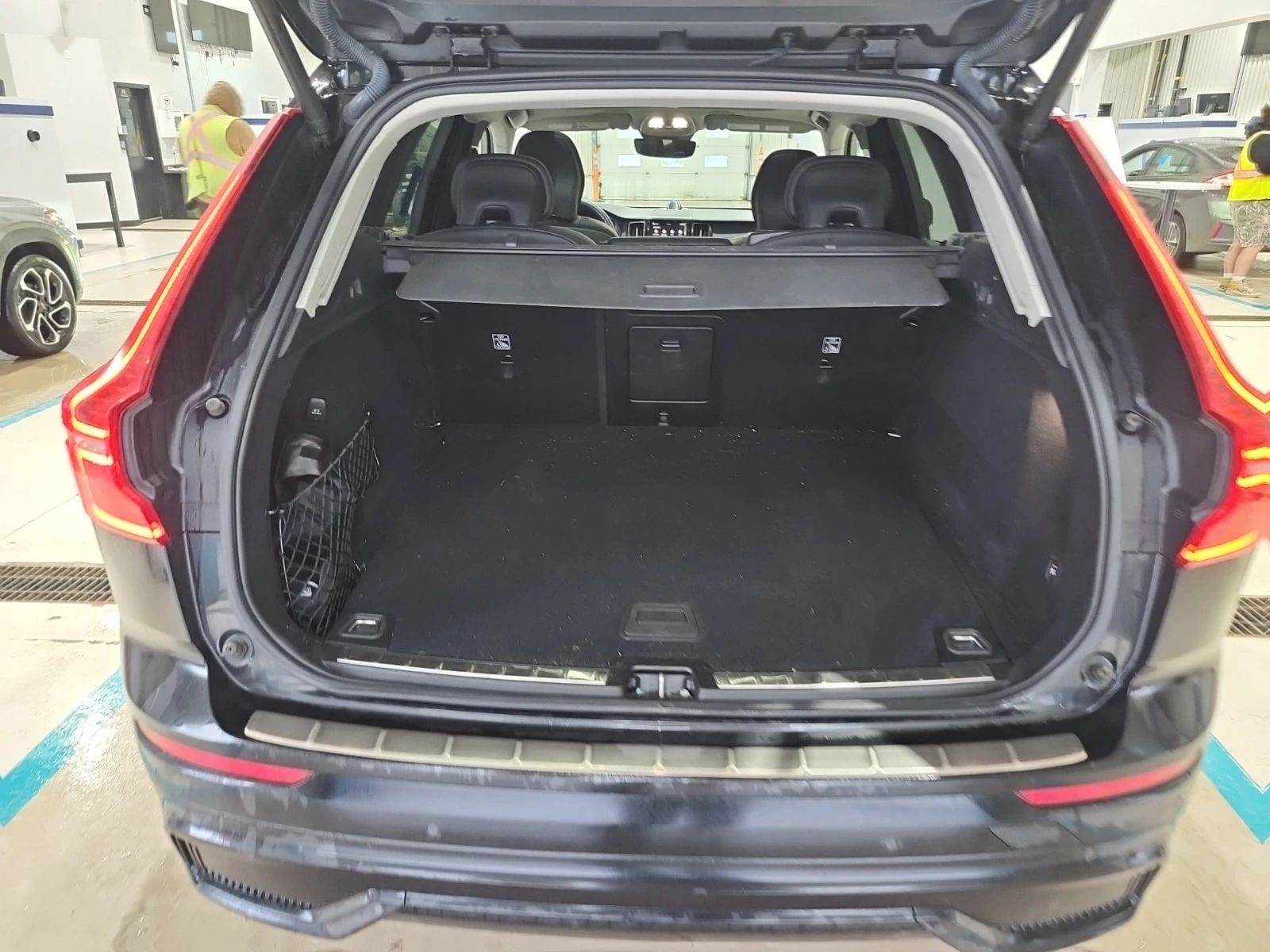 Volvo XC60  B6 Awd Ultimate Dark Theme / CARFAX / АВТОКРЕДИТ, снимка 14 - Автомобили и джипове - 56073352