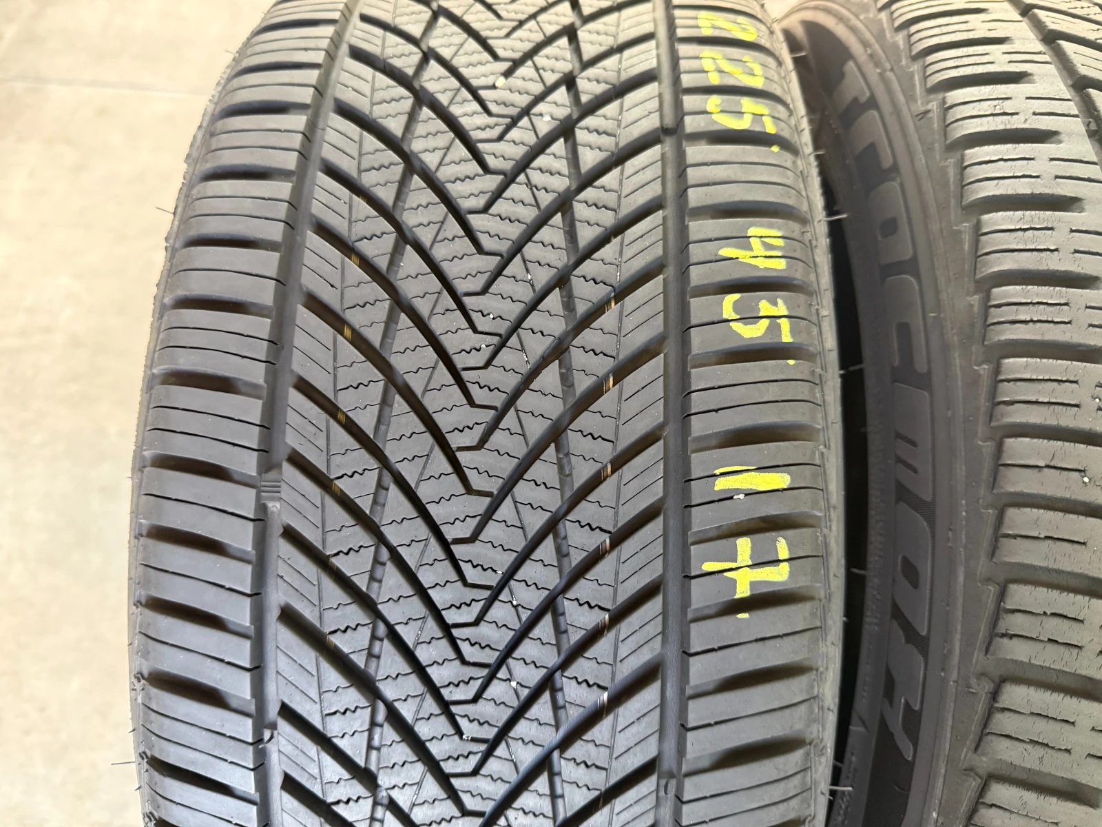 Гуми Всесезонни 225/45R17, снимка 4 - Гуми и джанти - 55486180