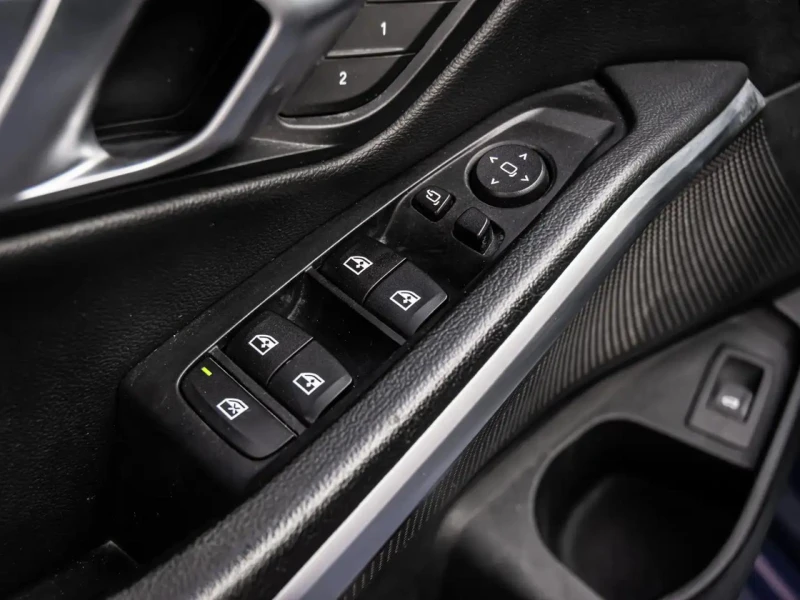 BMW 330 M packet* Камера* Подгрев* Xdrive, снимка 17 - Автомобили и джипове - 52317672