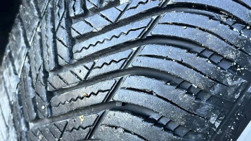 VW Touran 1.9 TDI- 6+ 1места, снимка 14 - Автомобили и джипове - 53167080