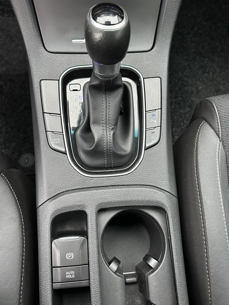 Hyundai I30 1.6 CRDi 136 к.с. СЕРВИЗНА ИСТОРИЯ  , снимка 12 - Автомобили и джипове - 53510661