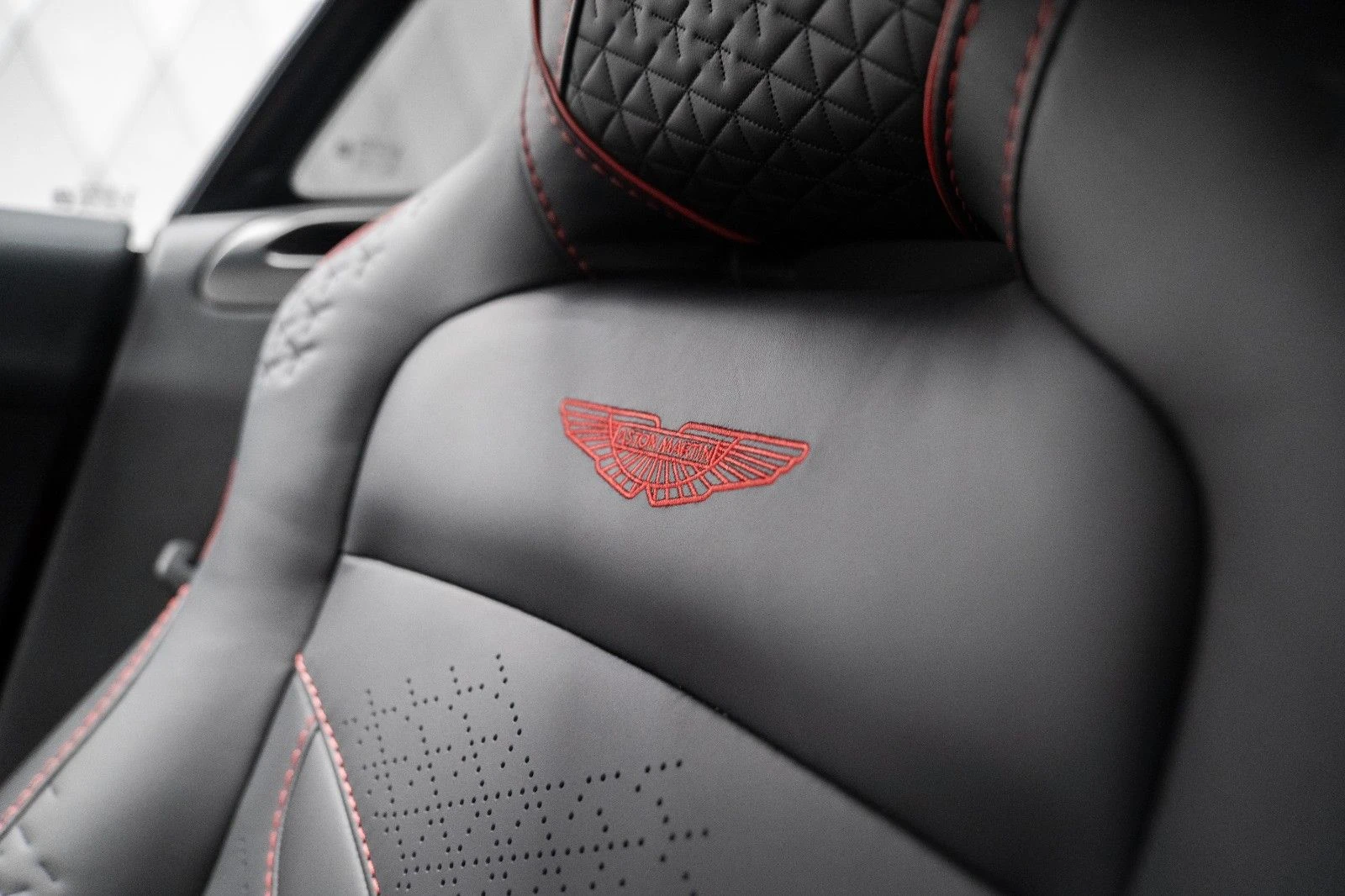 Aston Martin DBS COUPE/ CERAMIC/ CARBON/ BANG&OLUFSEN/ 360/  - изображение 9