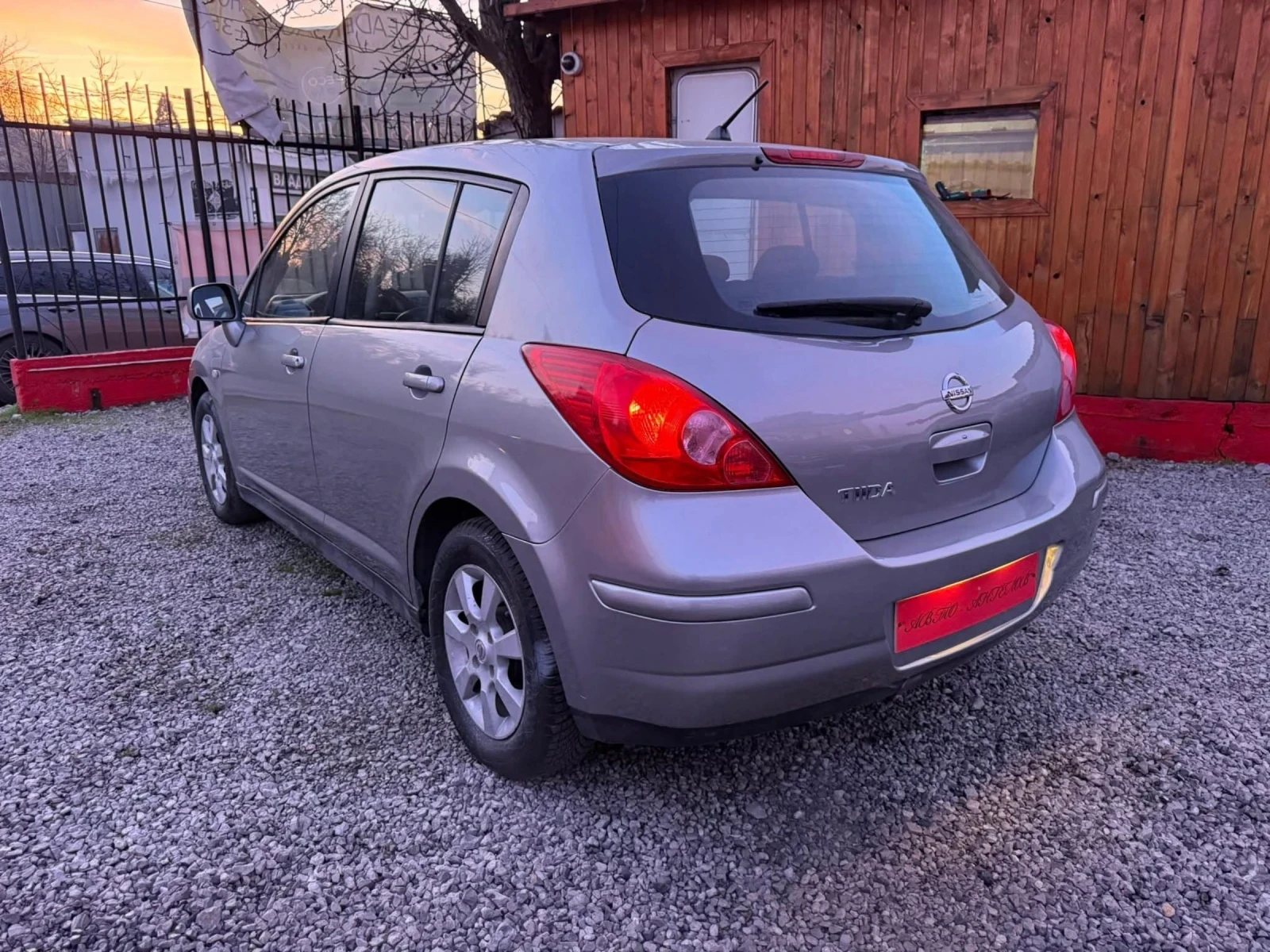 Nissan Tiida 1.8 i - изображение 2