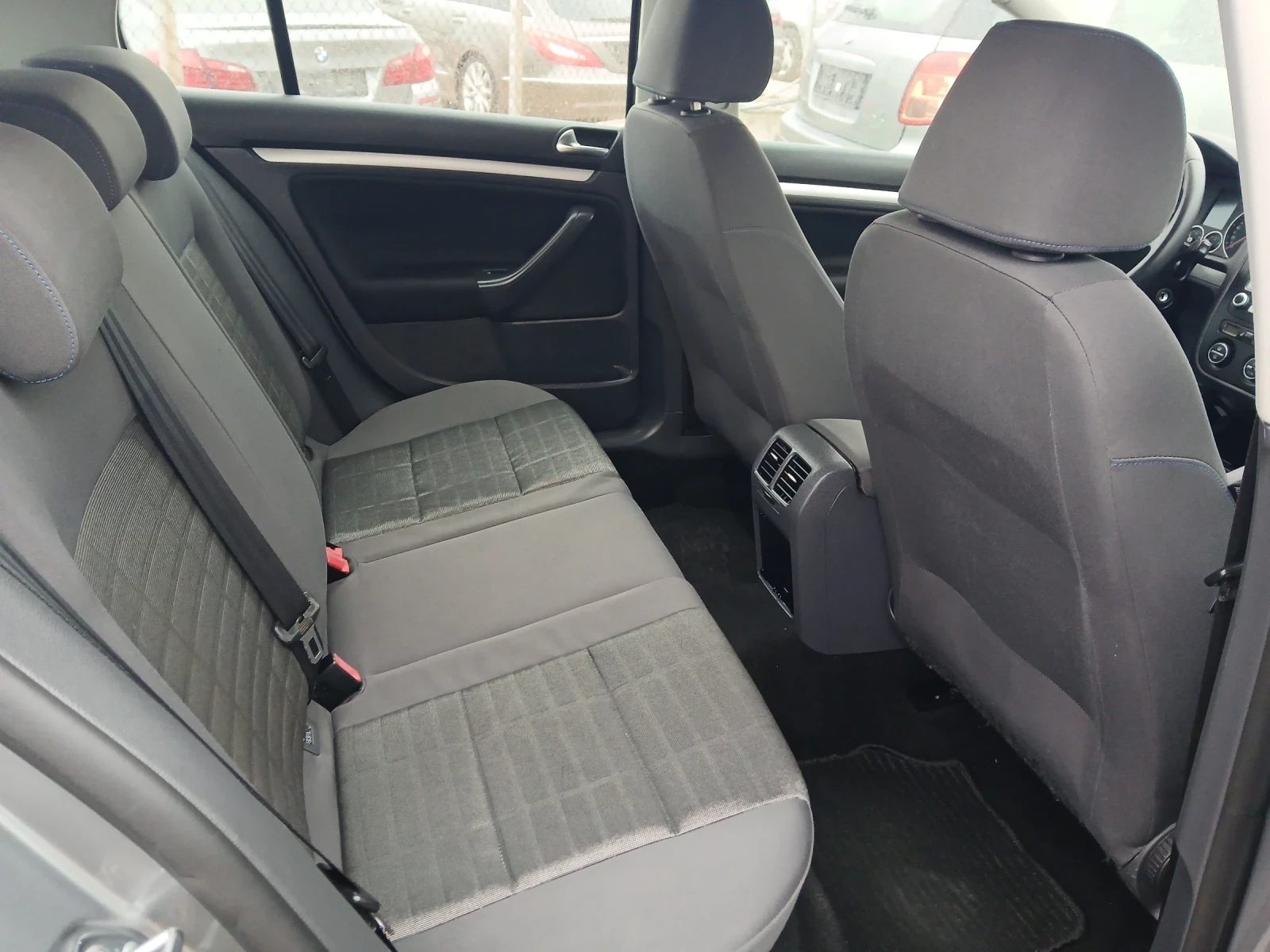 VW Golf 1.9tdi 105кс 6ск, снимка 14 - Автомобили и джипове - 53894151