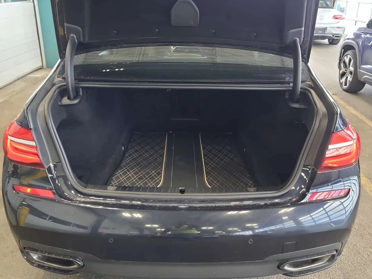 BMW 750 XDRIVE / CARFAX / АВТОКРЕДИТ , снимка 14 - Автомобили и джипове - 54813968