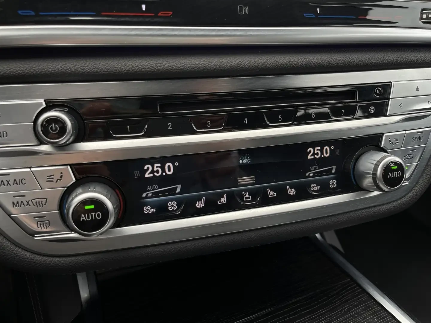 BMW 750 SOFT/ОБДУХ/HK/HUD/PANO/СЕРВИЗНА ИСТОРИЯ/          , снимка 13 - Автомобили и джипове - 55432524