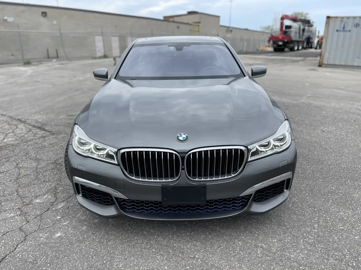 BMW 750 SOFT/ОБДУХ/HK/HUD/PANO/СЕРВИЗНА ИСТОРИЯ/          , снимка 2 - Автомобили и джипове - 55432524