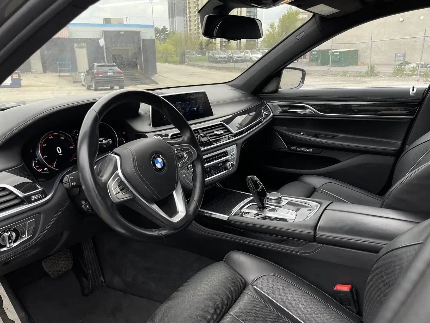 BMW 750 SOFT/ОБДУХ/HK/HUD/PANO/СЕРВИЗНА ИСТОРИЯ/          , снимка 9 - Автомобили и джипове - 55432524