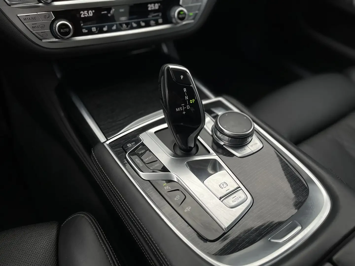 BMW 750 SOFT/ОБДУХ/HK/HUD/PANO/СЕРВИЗНА ИСТОРИЯ/          , снимка 14 - Автомобили и джипове - 55432524