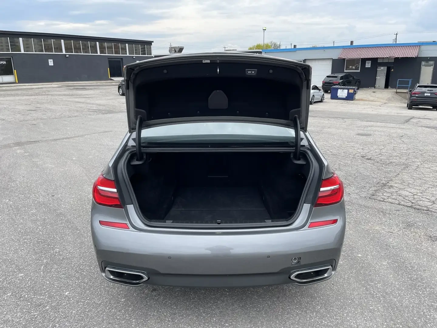 BMW 750 SOFT/ОБДУХ/HK/HUD/PANO/СЕРВИЗНА ИСТОРИЯ/          , снимка 6 - Автомобили и джипове - 55432524